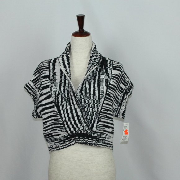 NWT Black & White V-neck Overlay Crop Sweater Vest - Picture 1 of 2